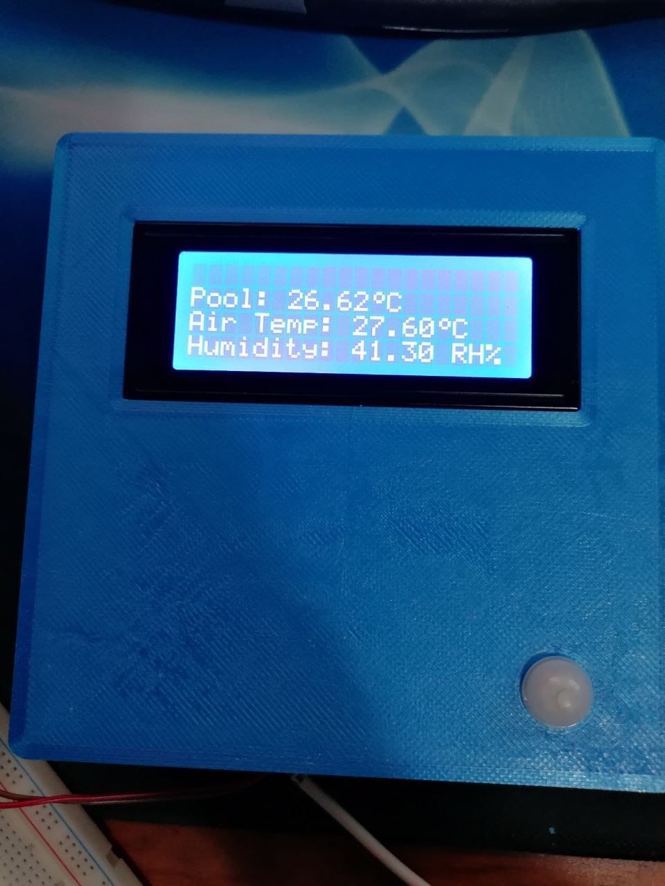 The pool monitor LCD during the stripped down years, showing only pool temperature, air temperature and humidity