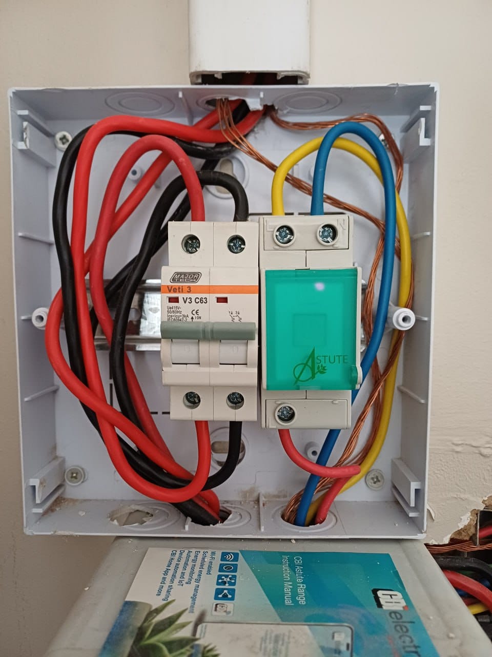 The CBI Astute geyser switch installed in its enclosure before the swap, with a Veti V3 C63 breaker alongside it